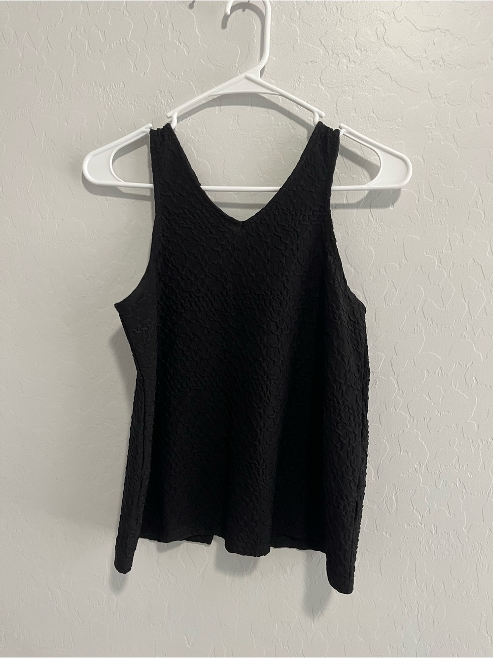 Deletta Black Textured V-Neck Women's Tank Top
